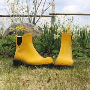 Fun yellow rain boots!